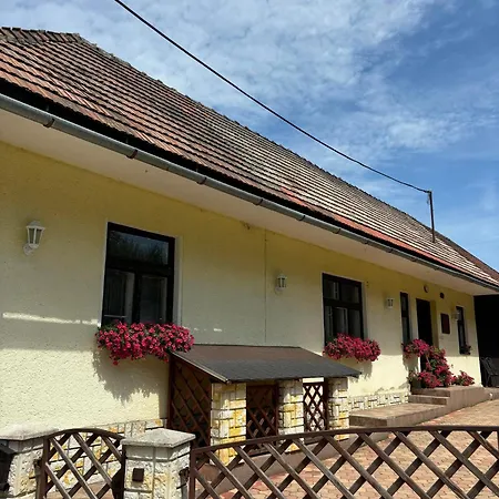 Pobytový Domček Studničná * Komjatná